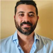 Impiegato contabile impartisce lezioni sull'utilizzo di Excel